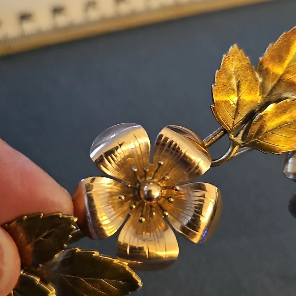 Gold Floral Women Vintage Pin.  There‎ Are No Maker Marks